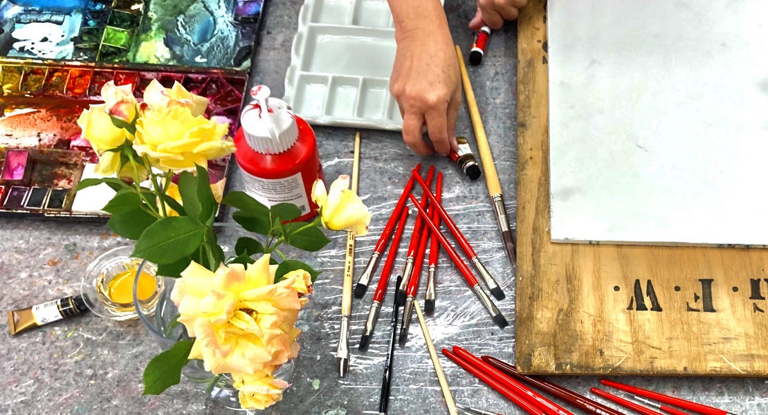 Handgemachte Künstlerpinsel mit Acrylfarben, Wasserfarben, Ölfarben Papier und einer Rose