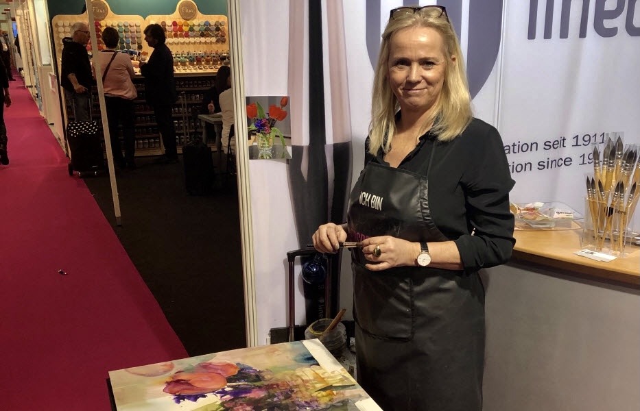 Elke Memmler presenting lineo watercolor brushes for Plein Air painting