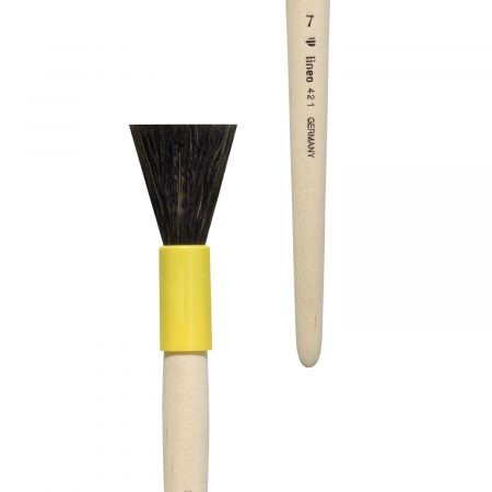 Gilder duster/mop brush/former brush, blunt form, goat hair, yellow plastic case, short not-lacquered handle.