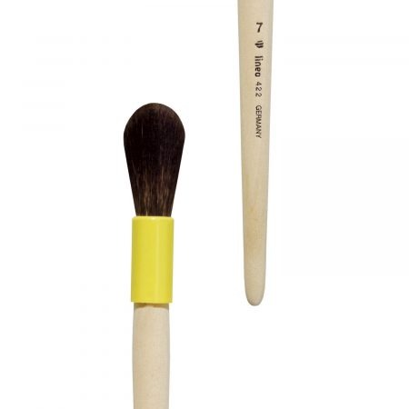 Gilder duster or mop brush oval form, pure squirrel hair, yellow plastic case, short not-lacquered handle.